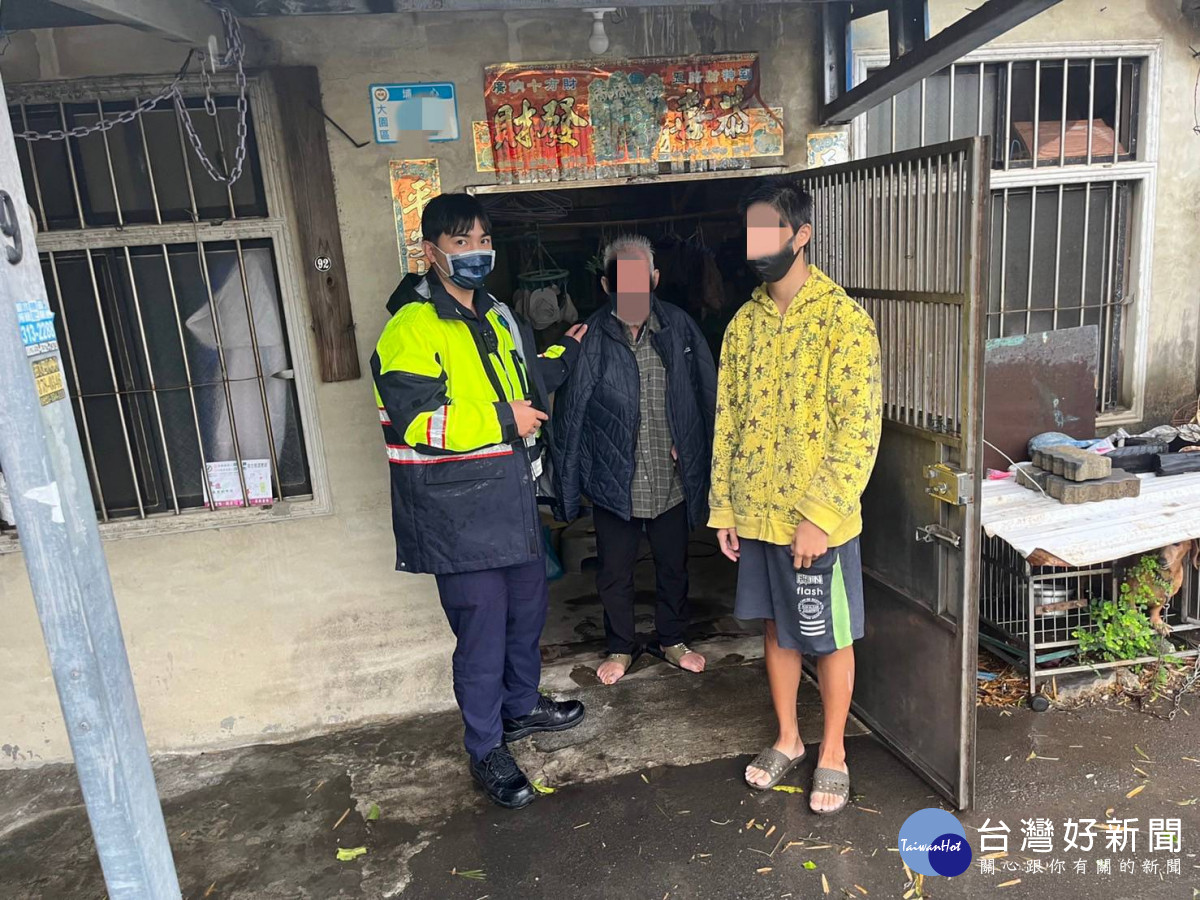 老翁雨中迷途徘徊交流道旁，大園警協助護送返家。<br />
<br />
