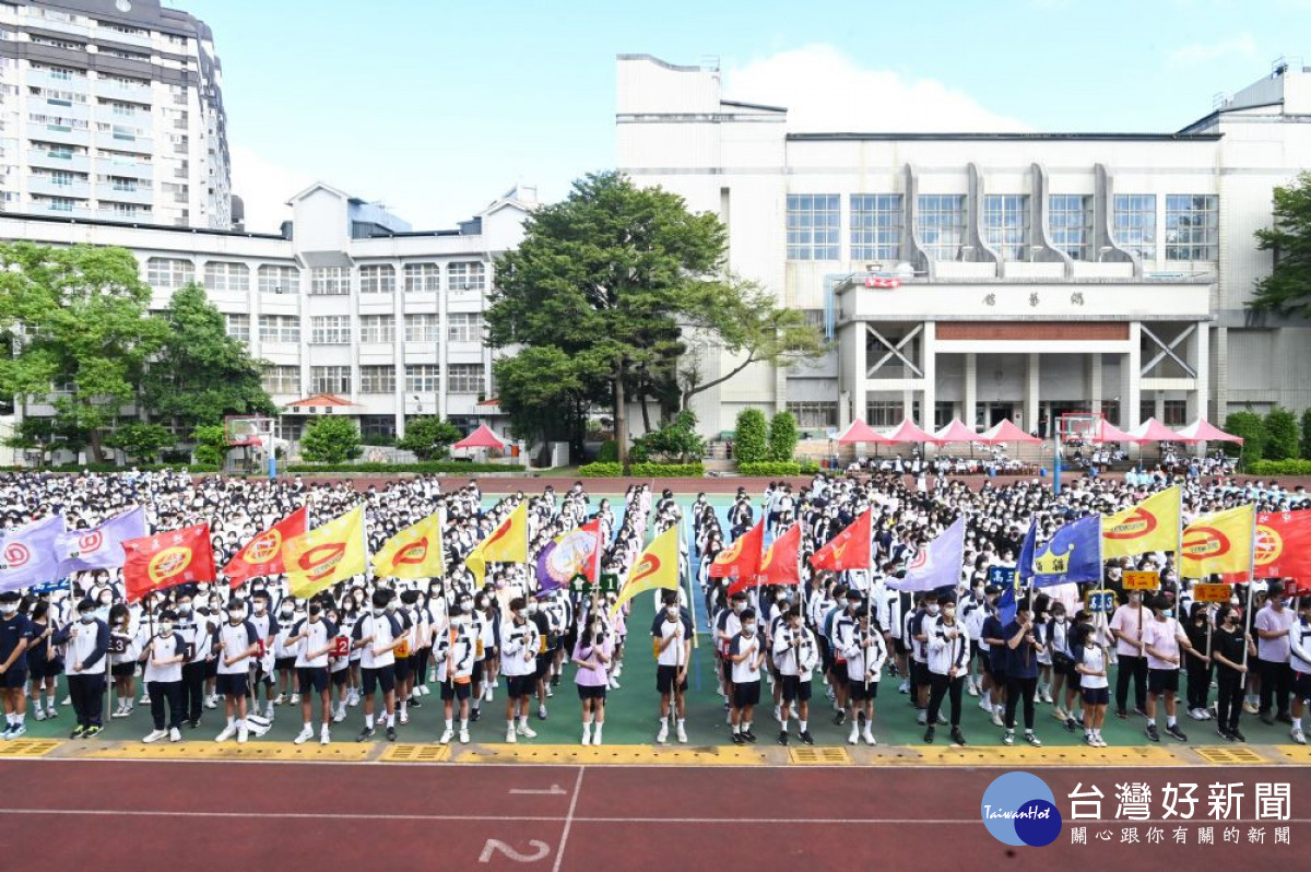 中壢高商在運動場舉行校慶運動會。