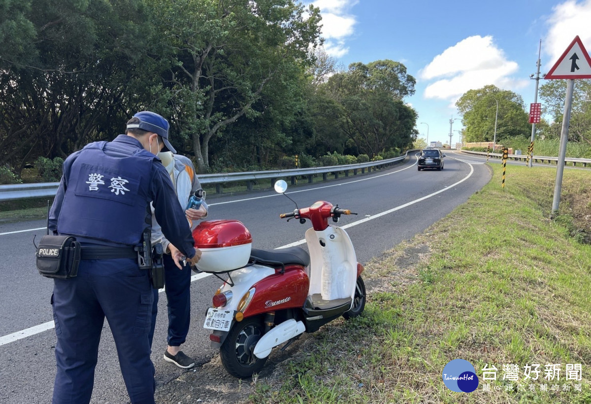 7旬老婦騎車誤上國道，龍潭暖警協查身分護送返家。