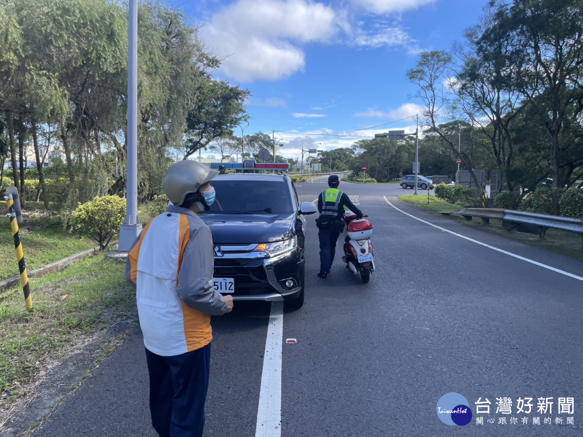 7旬老婦騎車誤上國道，龍潭暖警協查身分護送返家。<br />
<br />
