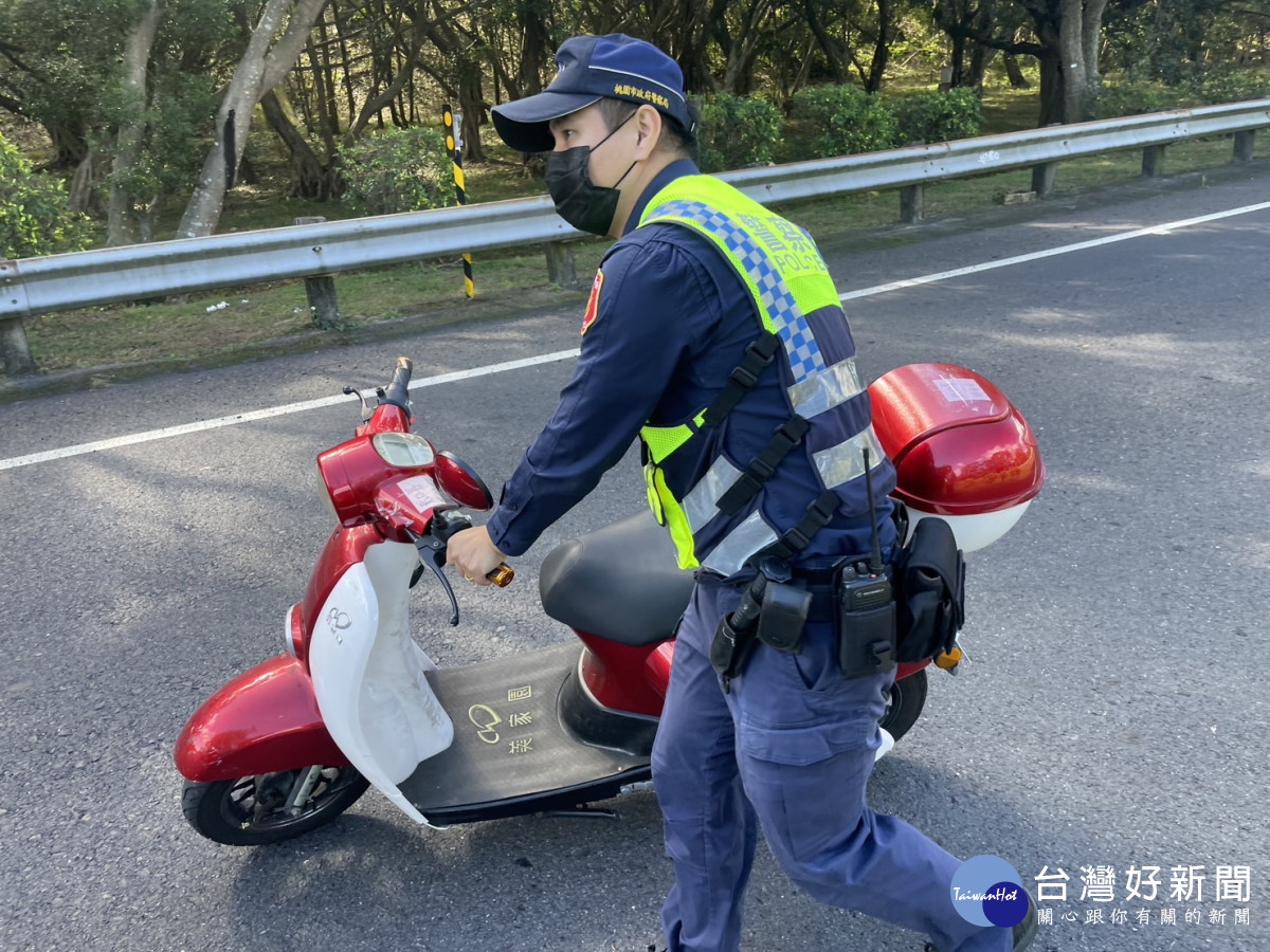 警員胡博昌則牽著電動自行車，移往龍潭交流道下的平面道路。<br /><br />
<br /><br />
