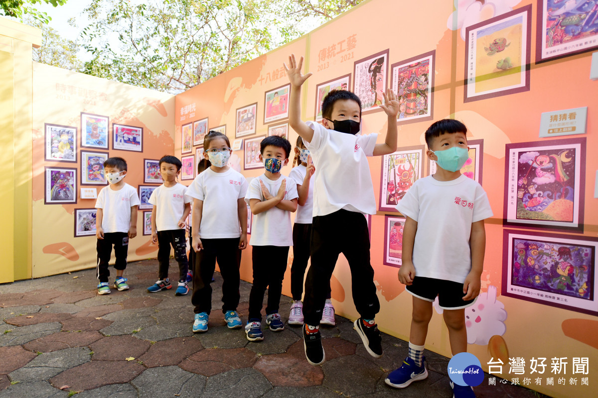 愛伯特幼兒園學童參觀「穿梭30：時光任意門」。