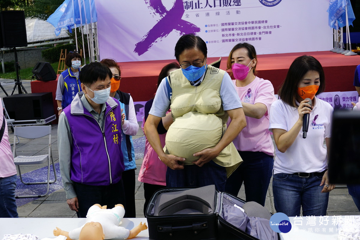 國民黨桃園市長張善政身著孕婦裝體驗新手爸爸。<br />
