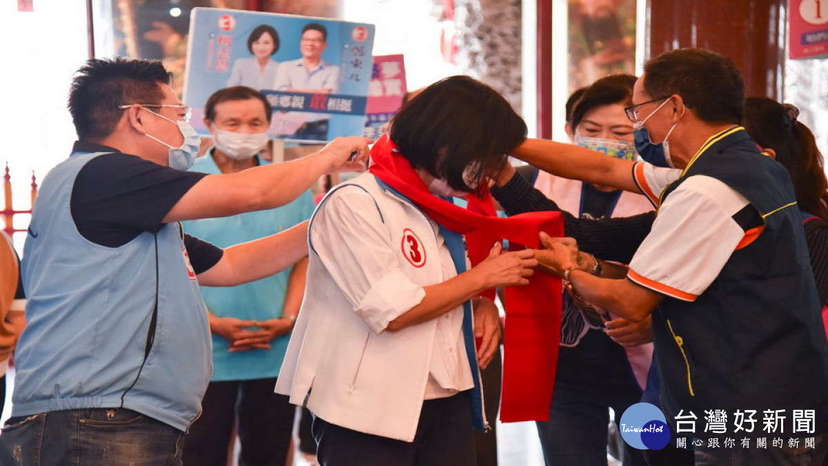 ▲副主任委員正順廟蘇也為柯志恩披掛紅彩帶，祝福柯志恩選戰順利圓滿。