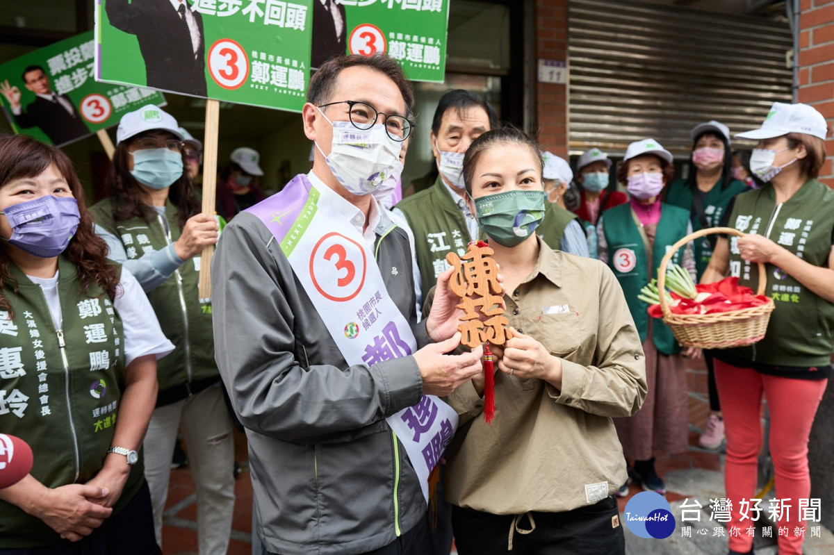 桃園市長候選人鄭運鵬前往大溪區大溪市場進行掃街拜票。<br /><br />
<br /><br />
