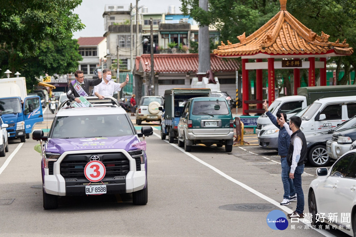 桃園市長候選人鄭運鵬前往大溪區大溪市場進行掃街拜票，並展開車隊掃街活動。