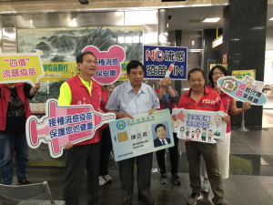 陳副縣長特地到場呼籲鄉親要打疫苗。（記者扶小萍攝）