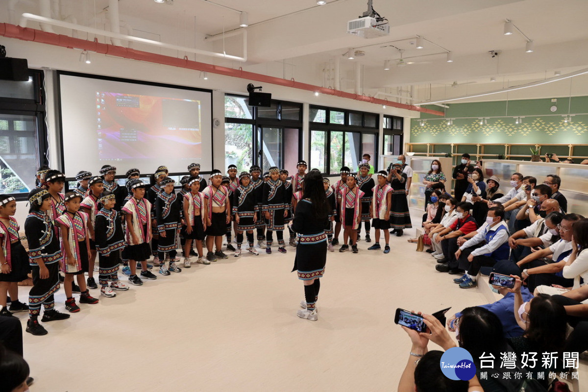 學童表演傳統布農族歌曲