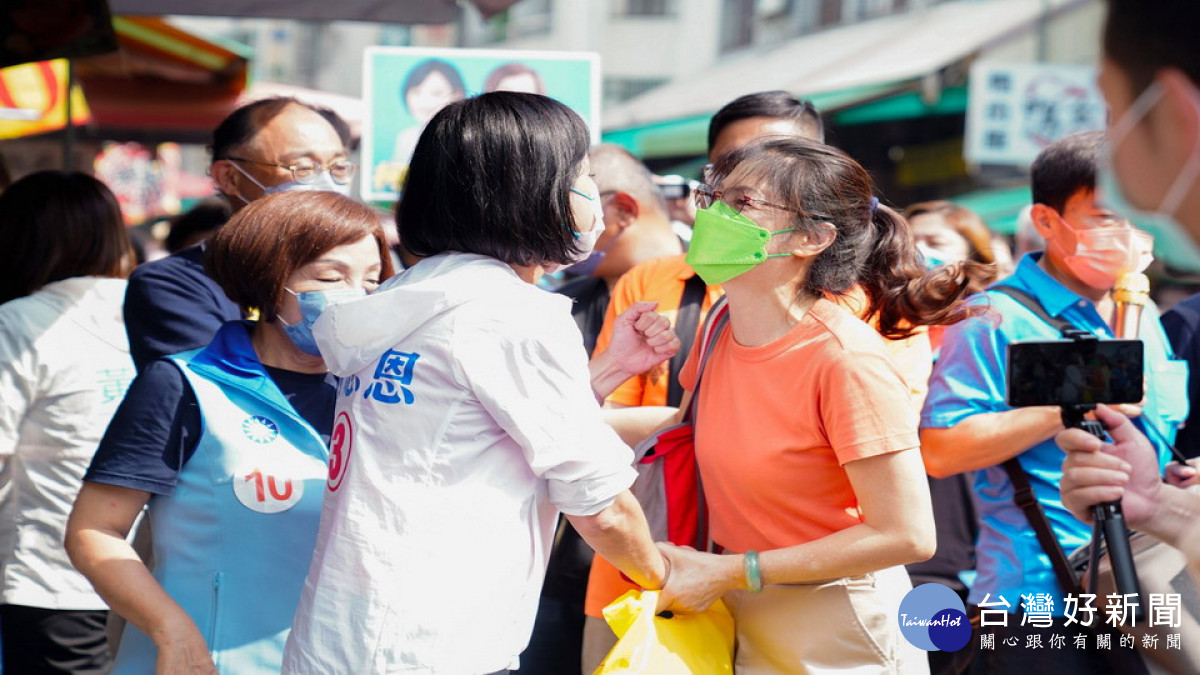 ▲民眾跑來跟柯志恩握手表示：「你要加油喔！」，亦有民眾表示「這是我第二次看到你了」。