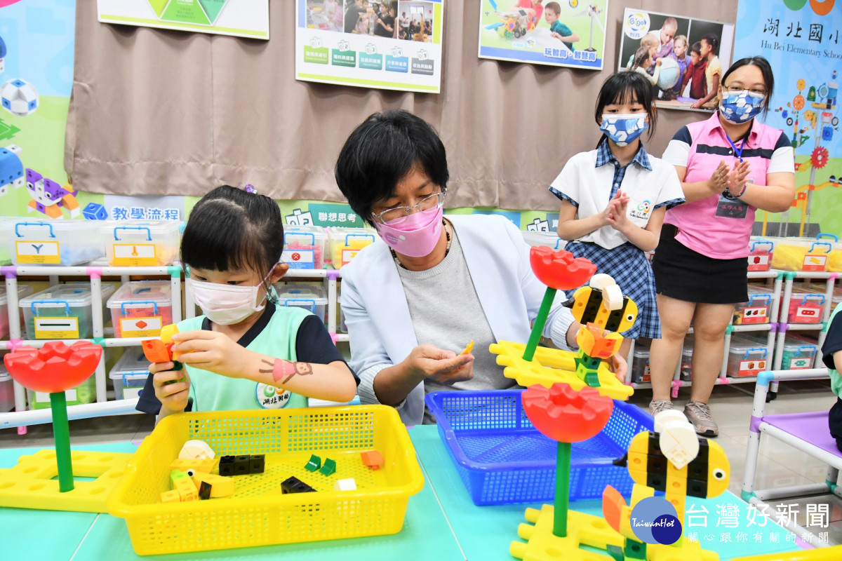 首座湖北國小科技暨雙語教室「湖北探索館」揭牌啟用。圖／彰化縣政府提供