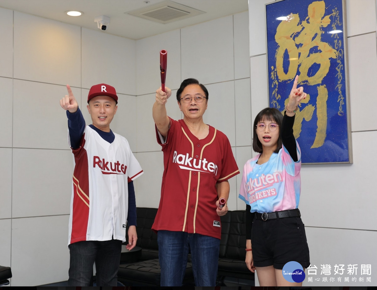 張善政向支持者喊話，晚上幫樂天桃猿隊打氣，在冠軍賽一路獲勝。<br />
<br />
