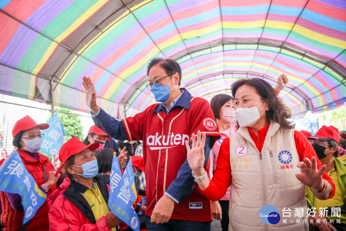 國民黨桃園市候選人張善政出席市議員候選人周玉琴競選總部成立大會。