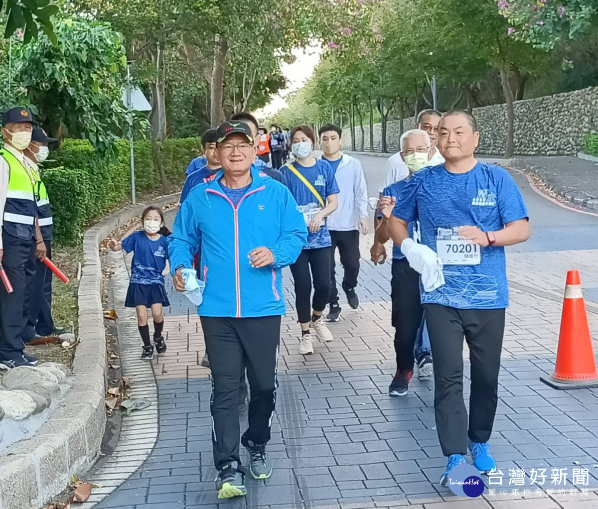 台中市議長張清照與他二哥前議長張清堂參加清水馬拉松嘉年華會。