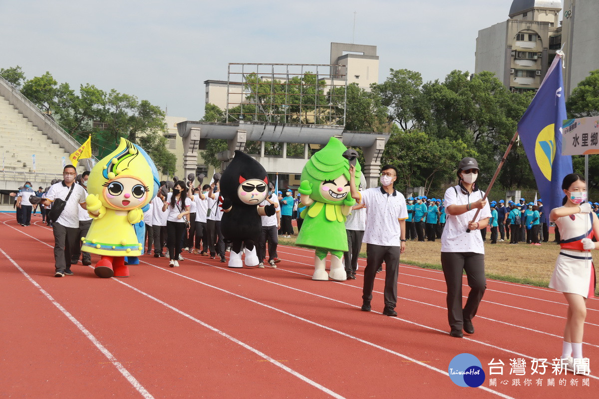 南投縣運中各公所與縣團隊依序進場。（記者扶小萍攝）