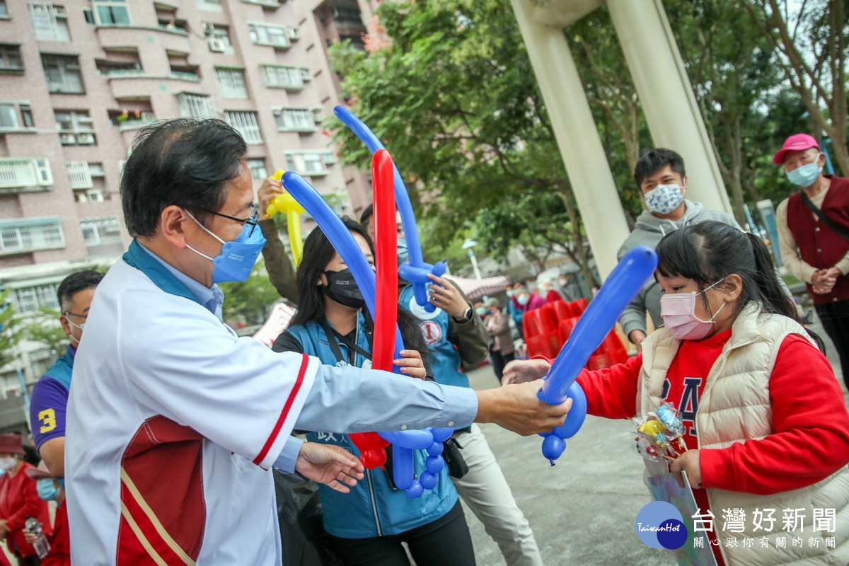 國民黨桃園市長候選人張善政出席《善Go Fun城市》龜山站活動，現場發送氣球與孩童互動同樂。