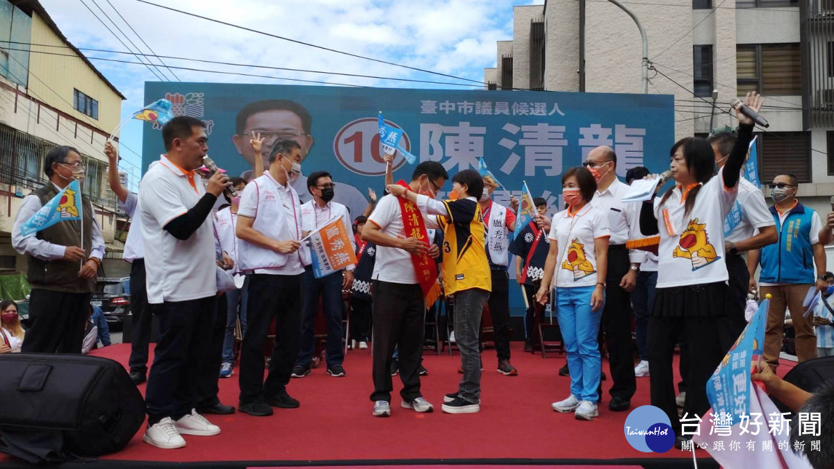 台中市長盧秀燕為無黨籍市議員披掛綵帶。