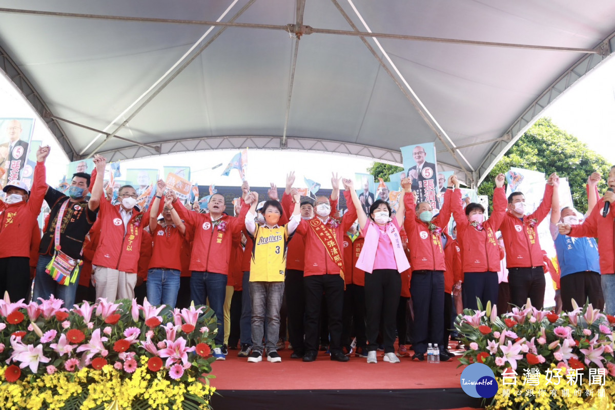 台中市長盧秀燕與台中市議長張清照成立聯合競選總部，現場人氣爆棚。