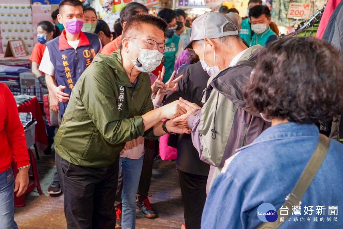 民進黨台中市長候選人蔡其昌前往豐原第一市場拜票。