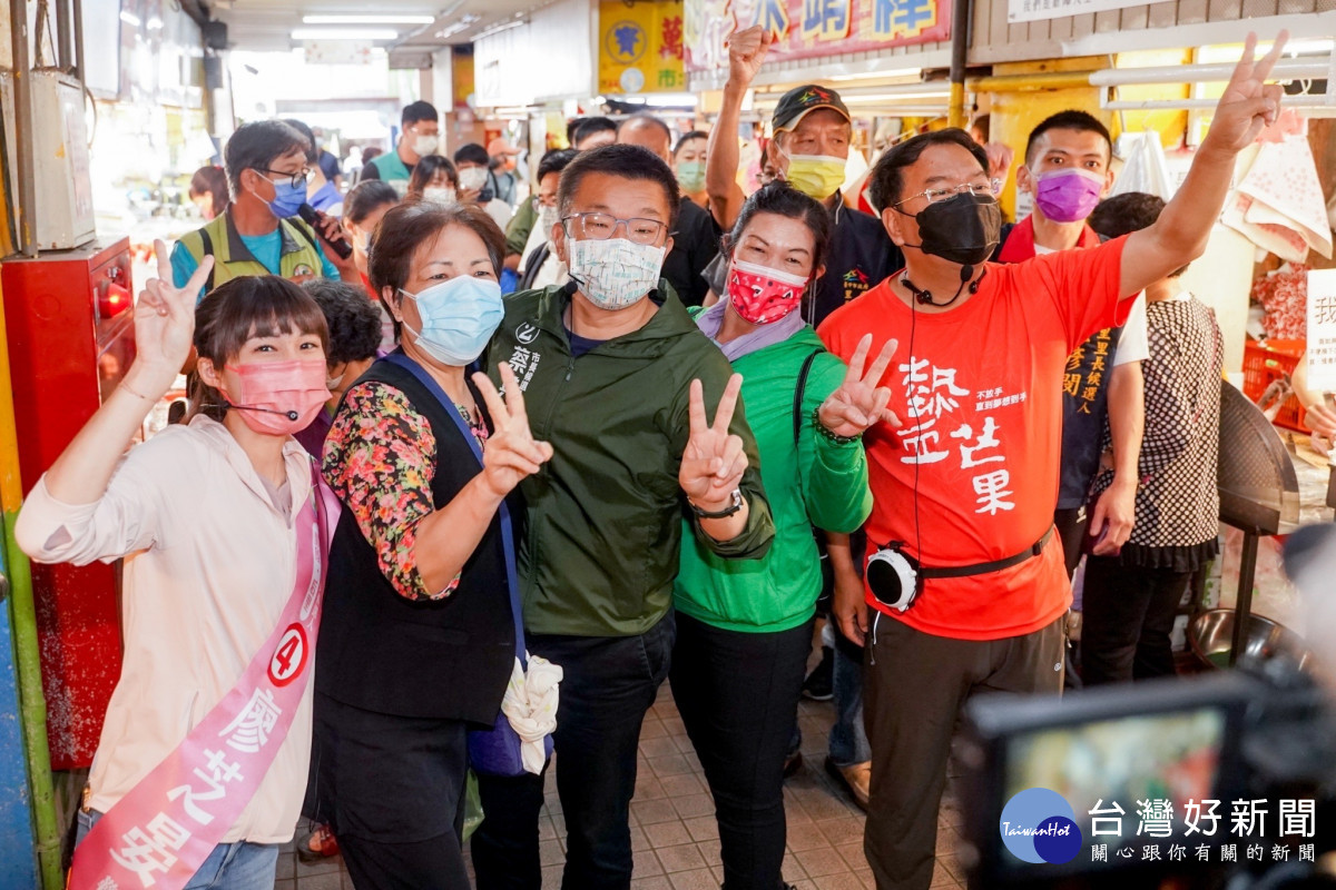 蔡其昌到豐原第一市場拜票，許多民眾熱情上前合照。