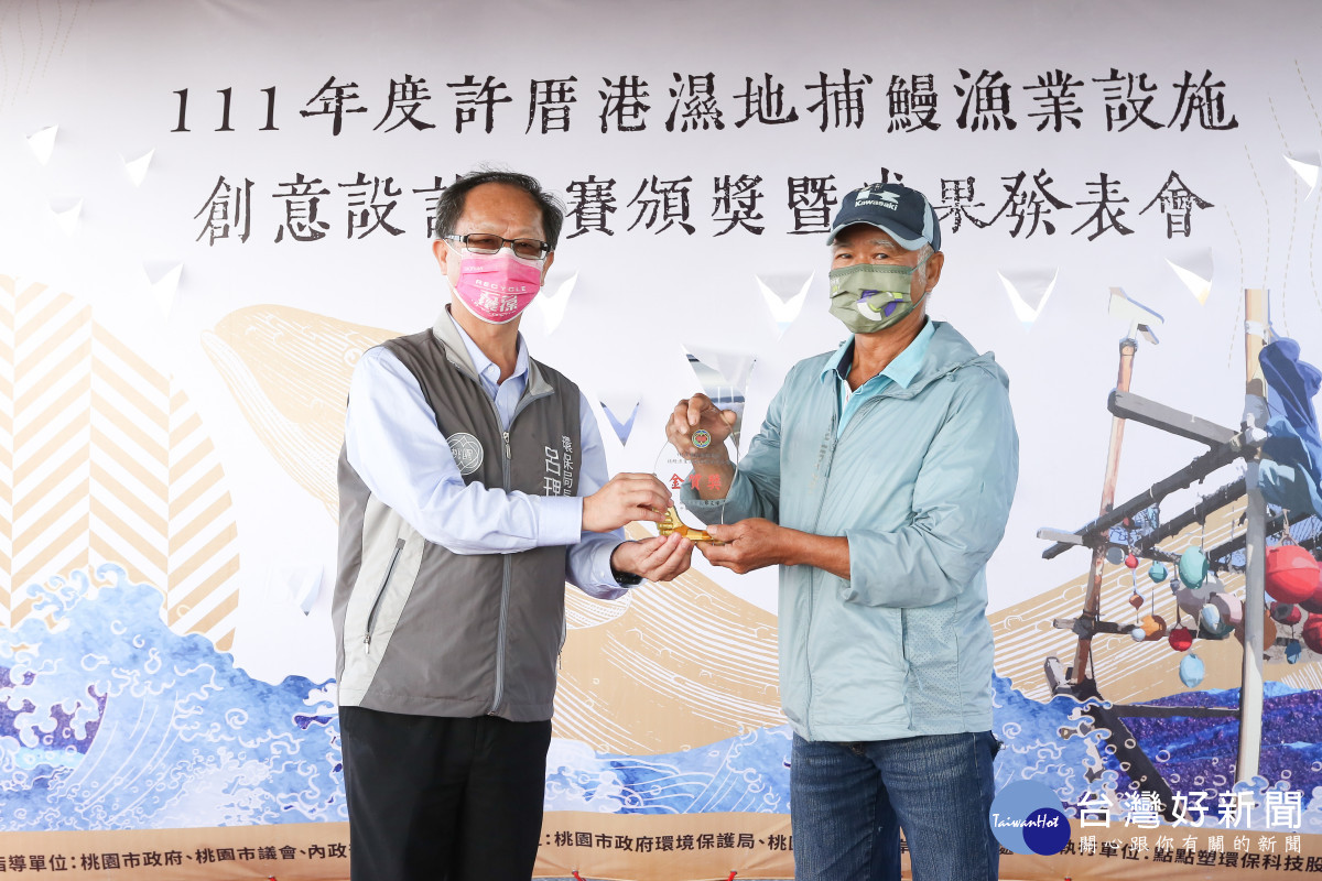 環境保護局局長呂理德頒獎獲獎團隊。