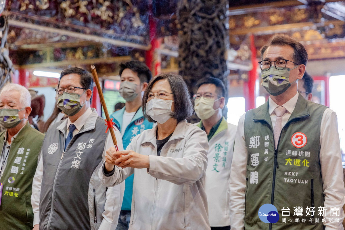 蔡英文總統在桃園市長候選人鄭運鵬、桃園市長鄭文燦等人陪同中於青昇宮參香祈福。<br />
