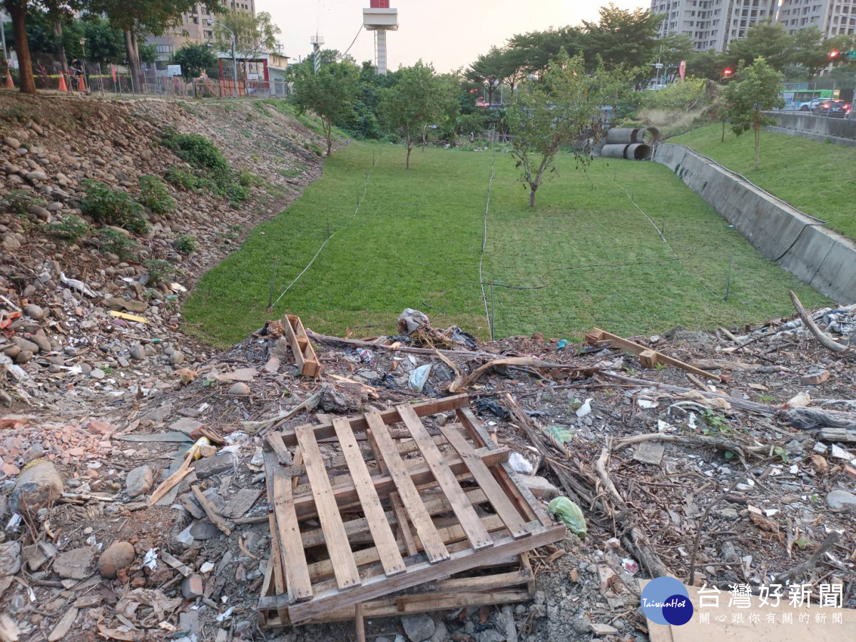 大里區日新橋上游旱溪河川地被棄置大批廢棄物。圖/張芬郁提供