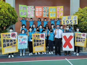 嘉義市嘉大附小家長會前任會長陳澤嘉、現任會長杜思瑋偕同志工團的媽媽們，在學校朝會透過短劇演出，向學童們宣導如何「勇敢說不！」／陳致愷翻攝