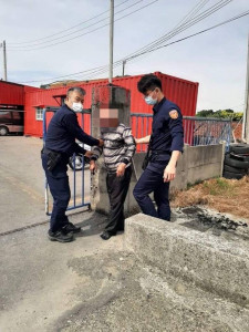 老翁在家門口水溝自摔，警方及時協助脫困／警方提供