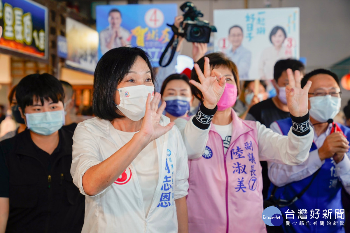 ▲柯志恩偕同副議長陸淑美、市議員方信淵前往梓官蚵仔寮魚市掃街，從民眾期待及盼望改變的眼神中，讓她更加認知到自身的責任重大。