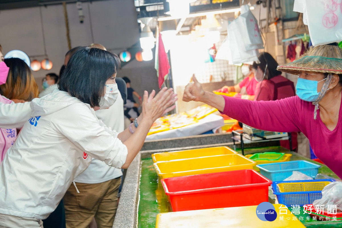 ▲梓官蚵仔寮魚市及茄萣區興達港觀光魚市掃街拜票，獲許多民眾支持與肯定。