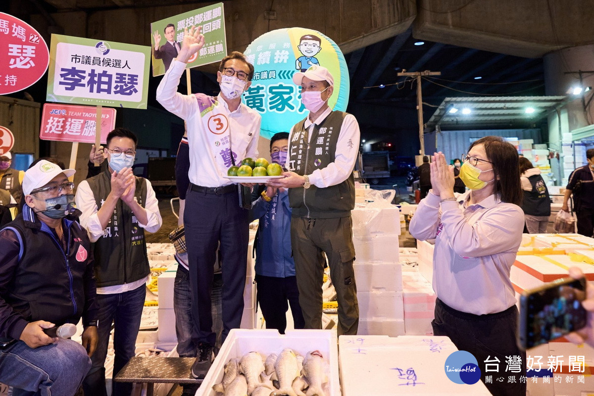 民進黨桃園市長候選人鄭運鵬拂曉出擊到桃園魚市場與果菜市場掃街拜票，受到熱烈歡迎。