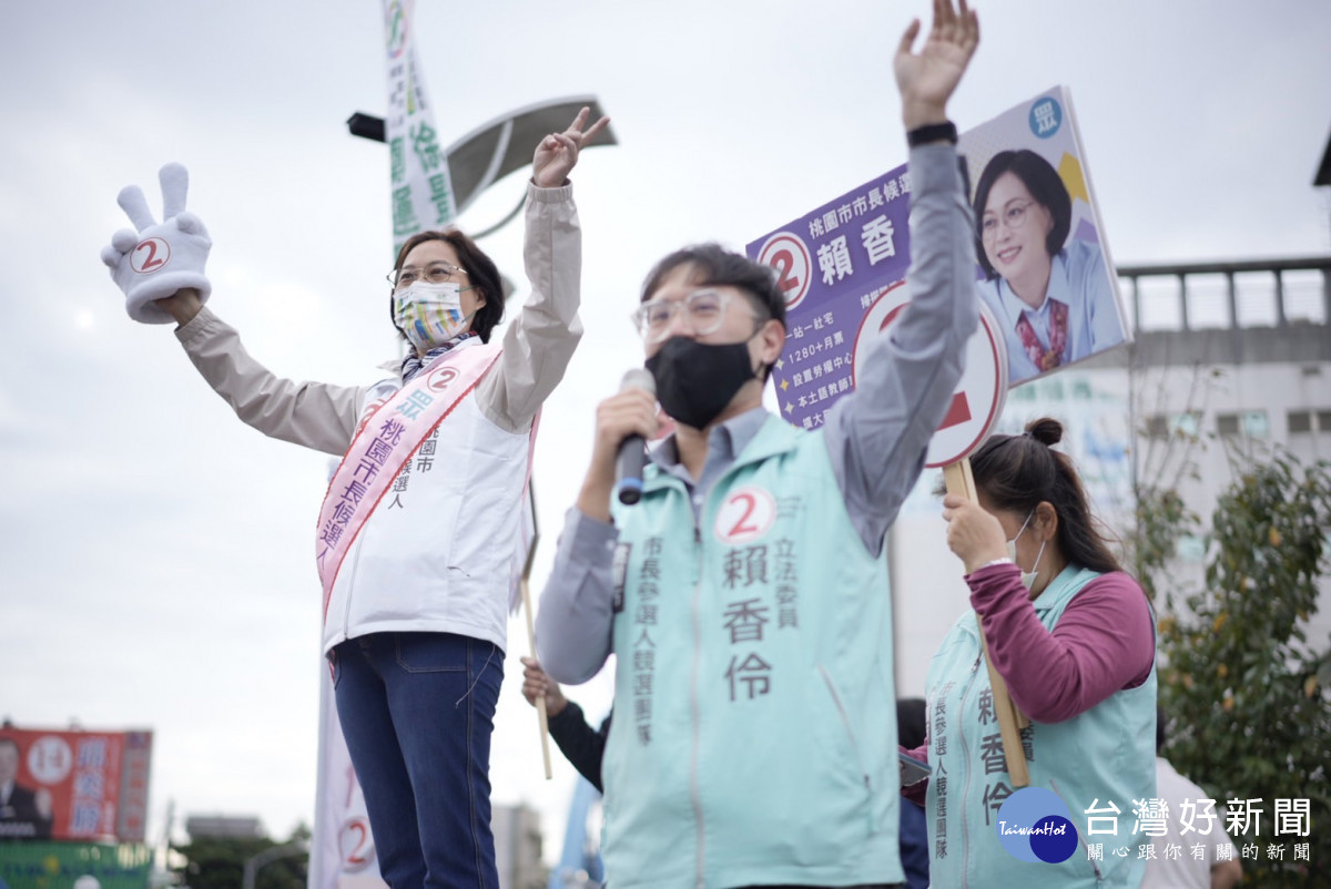 台灣民眾黨桃園市長候選人賴香伶在中壢區環北路、中華路口向通勤族進行街頭拜票。