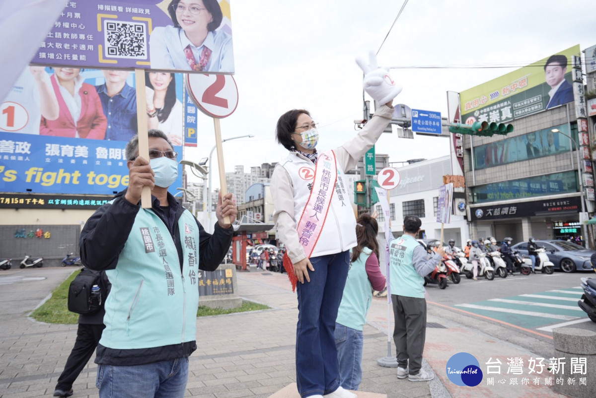 台灣民眾黨桃園市長候選人賴香伶在中壢區環北路、中華路口向通勤族進行街頭拜票。