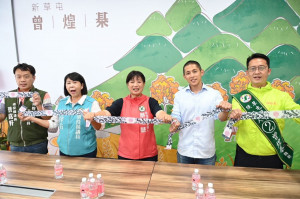 吳怡農現身草屯宣傳18歲公民權
