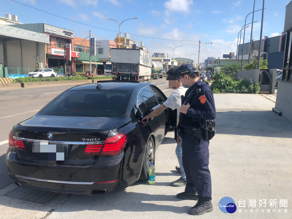 車輛沒油拋錨停路中，大園巡警即時協助解圍。