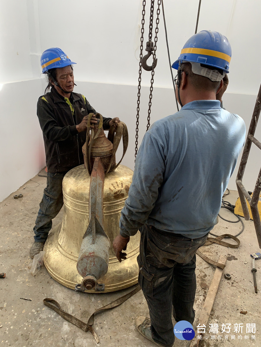 工程人員耗約1個工作天，將半噸重的銅鐘吊回距離地面13.1公尺的屋頂位置。