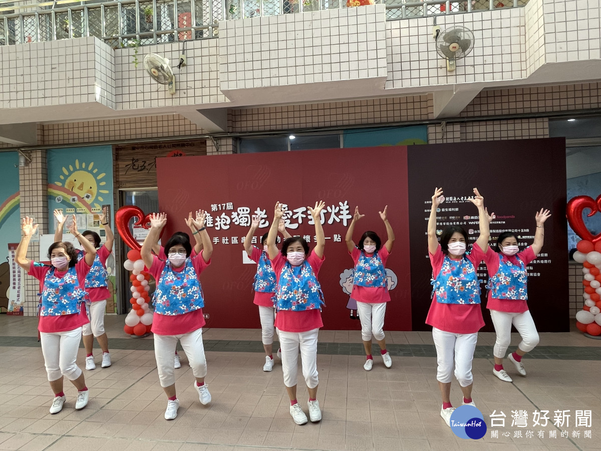 東勢區泰昌社區發展協會9位長輩表演帶動跳。