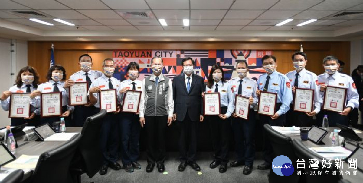 市長頒發榮譽狀,感謝各隊對地方治安的重要貢獻。