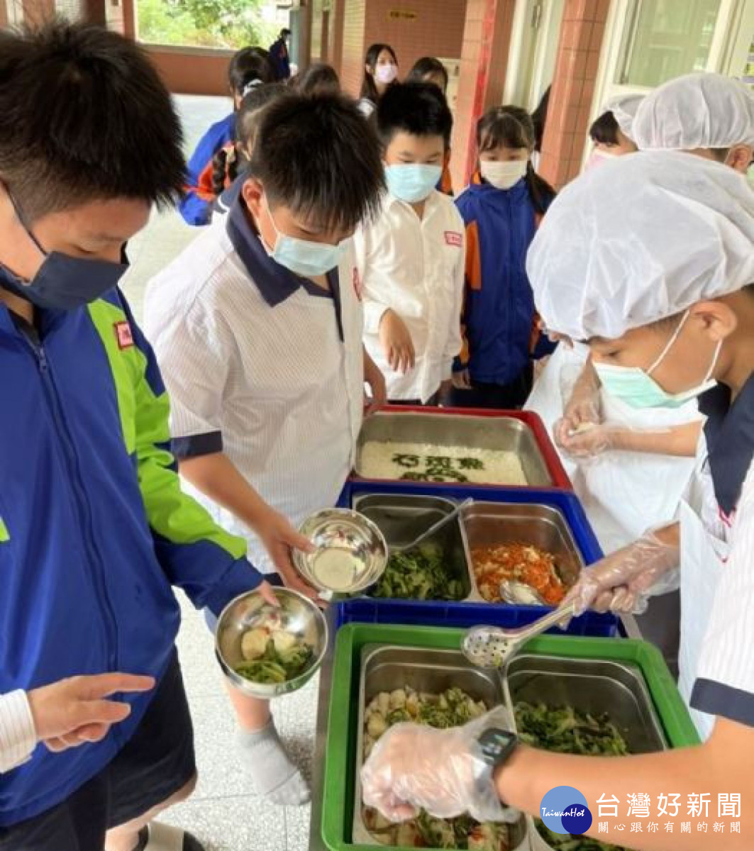 桃園市政府啟動公立國中小學啟動「班班吃石斑」專案，讓同學在營養午餐中可以品嚐到美味的石斑魚。<br /><br />
<br /><br />

