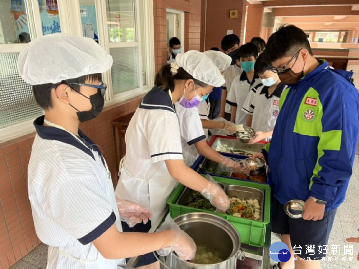 桃園市政府啟動公立國中小學啟動「班班吃石斑」專案，讓同學在營養午餐中可以品嚐到美味的石斑魚。