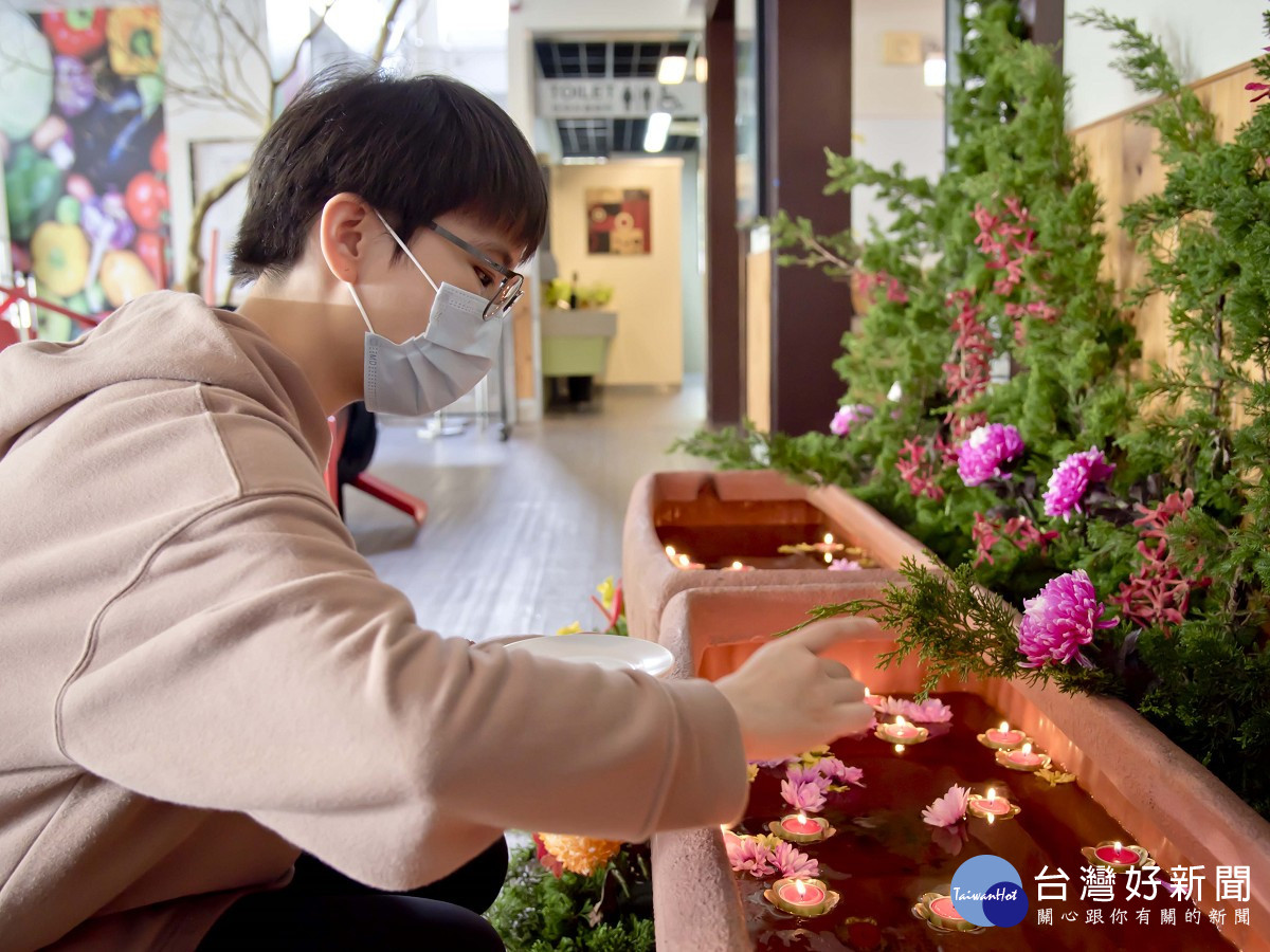 華梵大學同學點亮水色平安燈