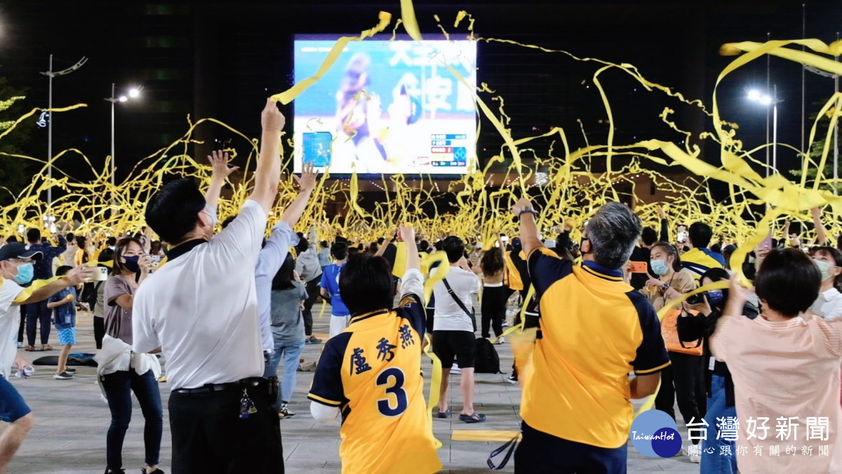 中信兄弟蟬聯總冠軍，台中市長盧秀燕在府前廣場與球迷一同拋黃彩帶慶祝。