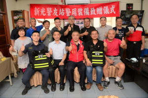 草屯新光警友站長與顧問贈防彈背心襯衣。（草屯分局提供）