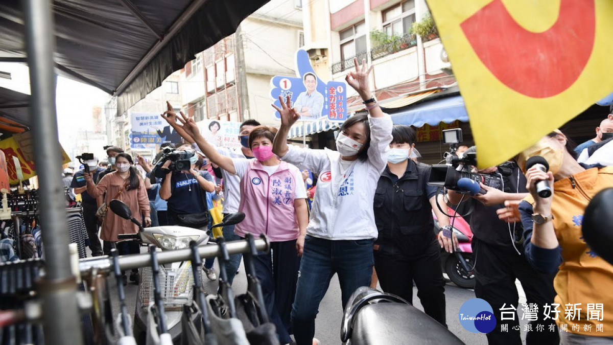 ▲柯志恩選舉倒數衝刺，一早就到岡山文賢市場掃街。