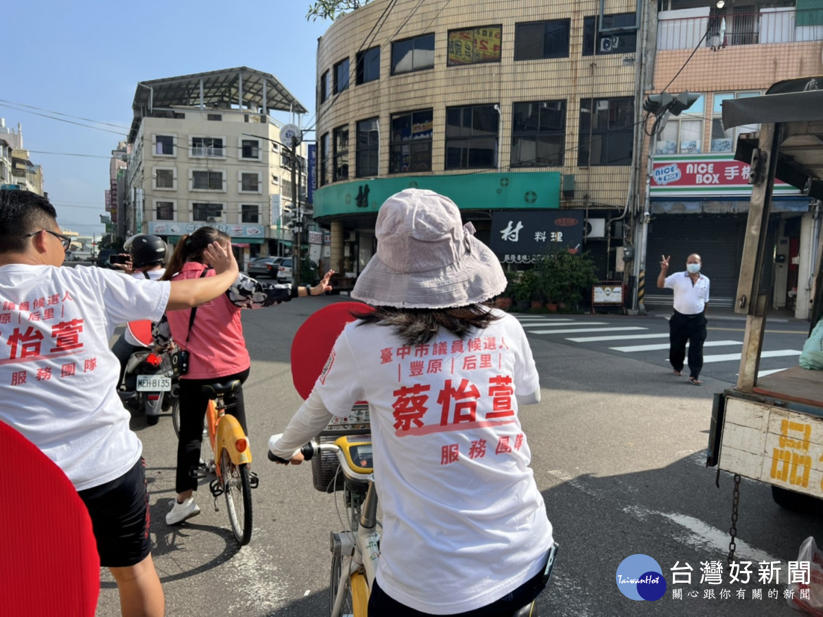 台中市第4選區（豐原、后里）登記第11號市議員候選人蔡怡萱Ubike在豐原市區繞出「11」字型軌跡。