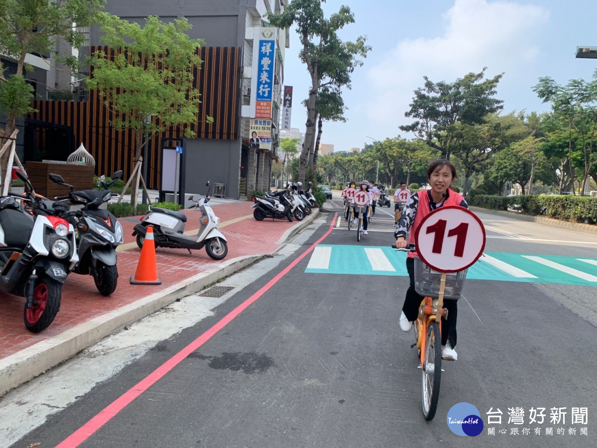 台中市第4選區（豐原、后里）市議員候選人蔡怡萱騎Ubike在豐原市區繞出「11」字型軌跡。