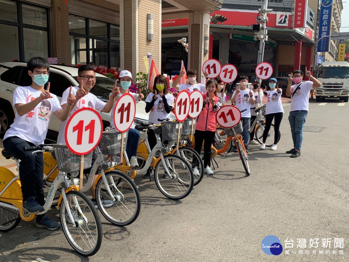 台中市第4選區（豐原、后里）登記第11號市議員候選人蔡怡萱Ubike在豐原市區繞出「11」字型軌跡。