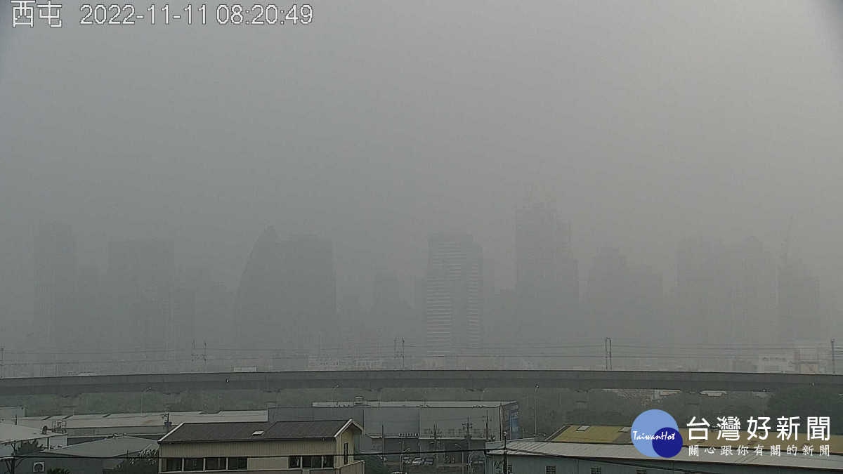 台中市西屯區的空品監測畫面，一大早就是霧濛濛。   取自蔡其昌臉書
