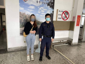 23歲蕭女手機遺失到警所報案求助，員警撥打蕭女電話查到手機定位在早餐店附近，循線協助其找回失物／警方提供