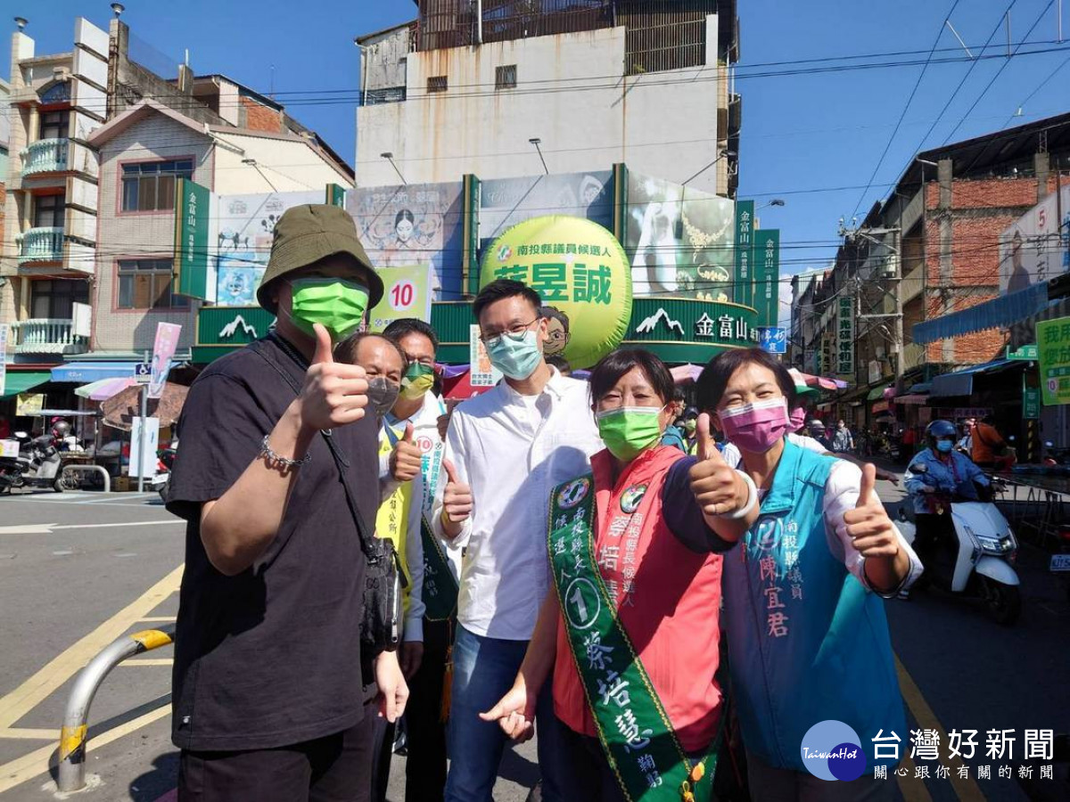 民進黨副秘書長林飛帆陪同催票。